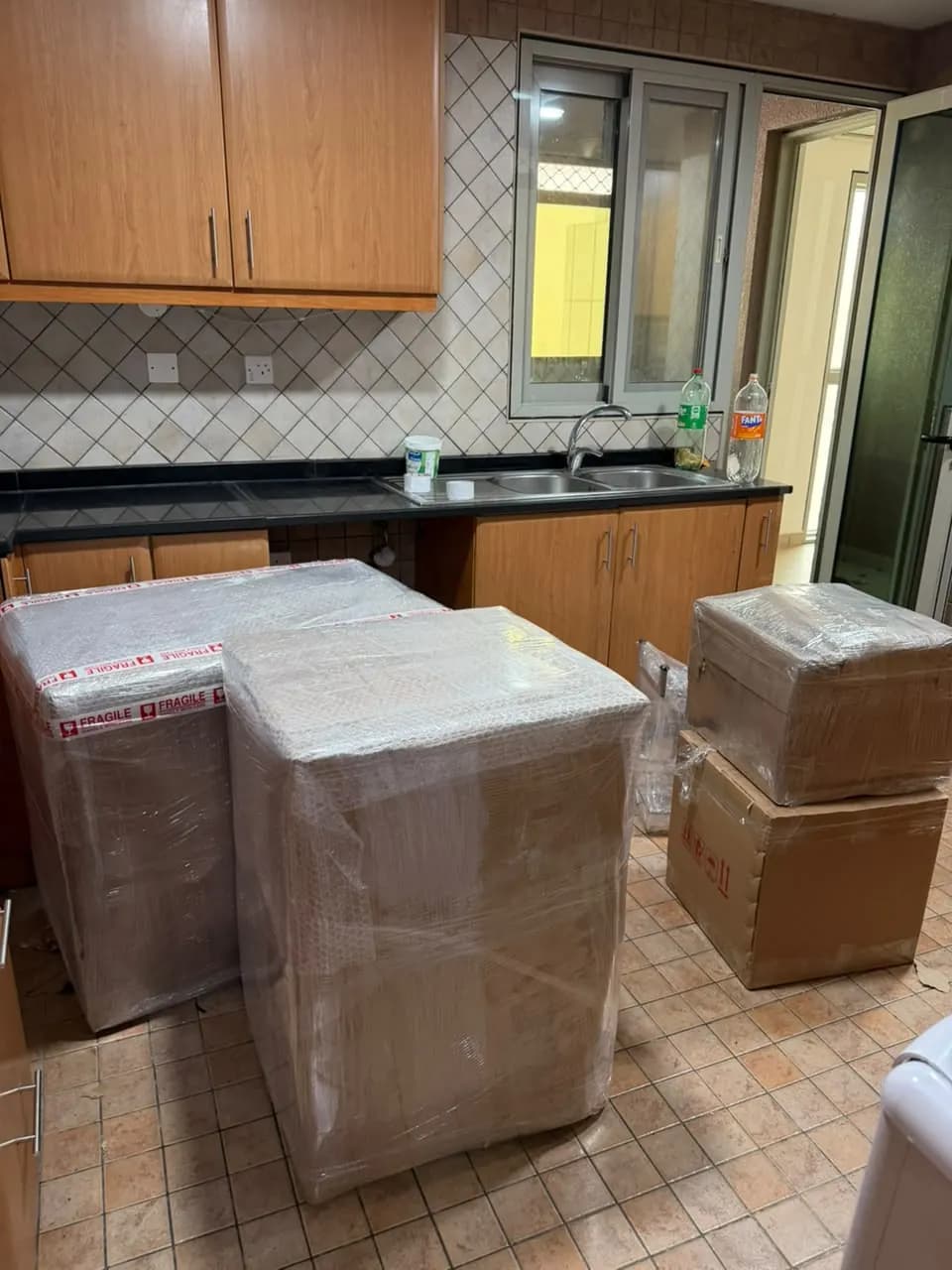 Smart Movers UAE crew packing and moving furniture in Dubai, UAE, job 01