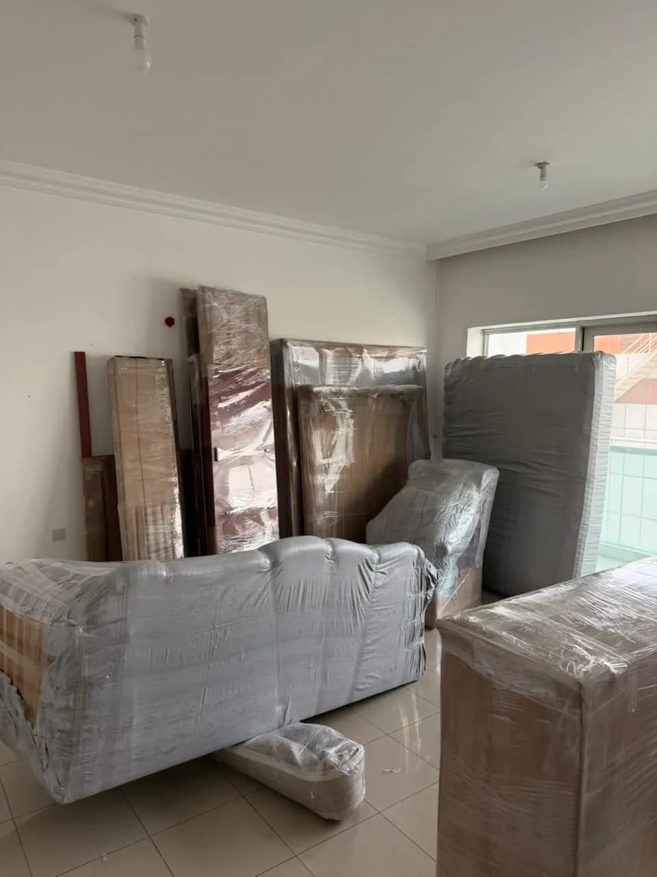 Smart Movers UAE crew packing and moving furniture in Dubai, UAE, job 06